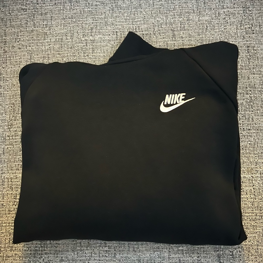 plain black nike sweatshirt, with pockets, hood with high neck,